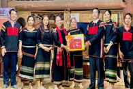 Bí thư Tỉnh ủy Nguyễn Đình Trung thăm, tặng quà các nghệ nhân Đắk Lắk tại Làng văn hóa – Du lịch các dân tộc Việt Nam